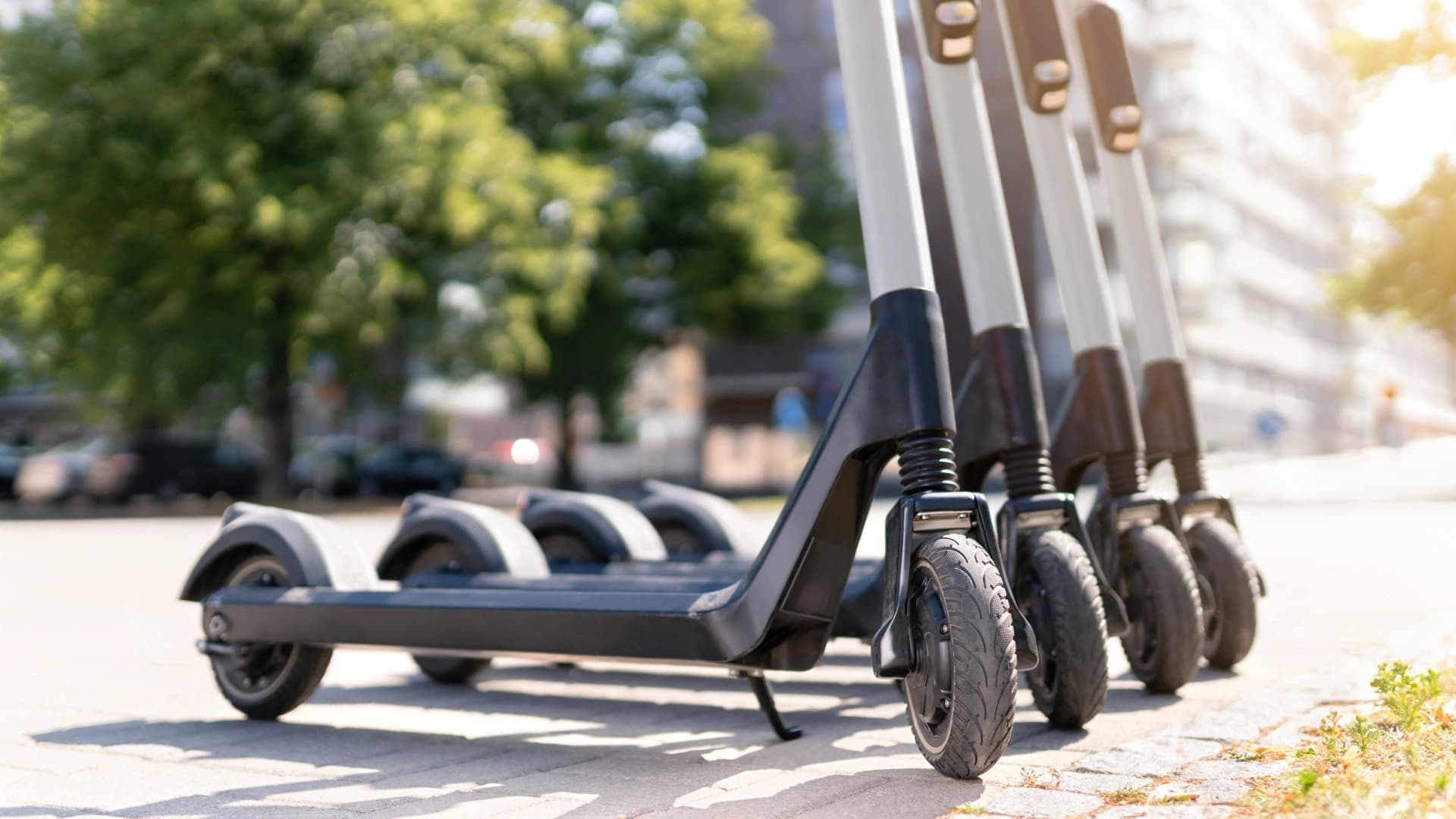 Şehir içi ulaşım için park edilmiş elektrikli scooterlar