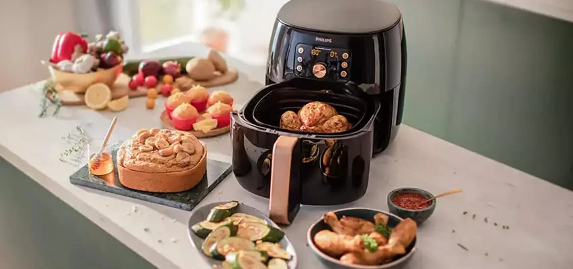 airfryer ile hazırlanmış tavuk, kek ve sebzeler; mutfakta sağlıklı ve pratik yemek hazırlığı