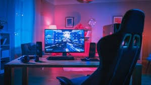 RGB aydınlatmalı odada oyuncu koltuğu ve bilgisayar setup'u